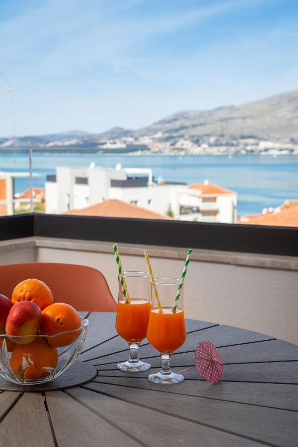Apartment Alegria In Okrug With Heated Pool, Sea View, Jacuzzi, Wifi Trogir Luaran gambar
