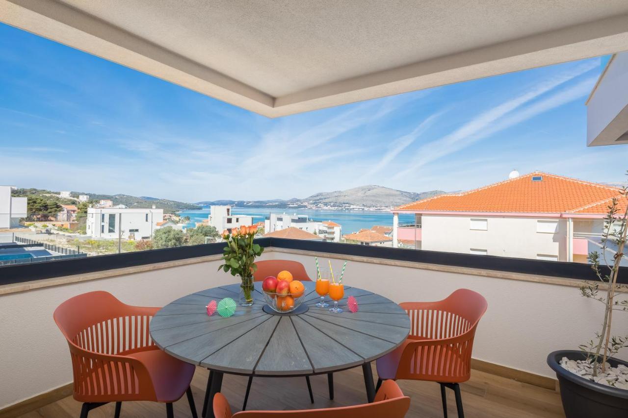 Apartment Alegria In Okrug With Heated Pool, Sea View, Jacuzzi, Wifi Trogir Luaran gambar