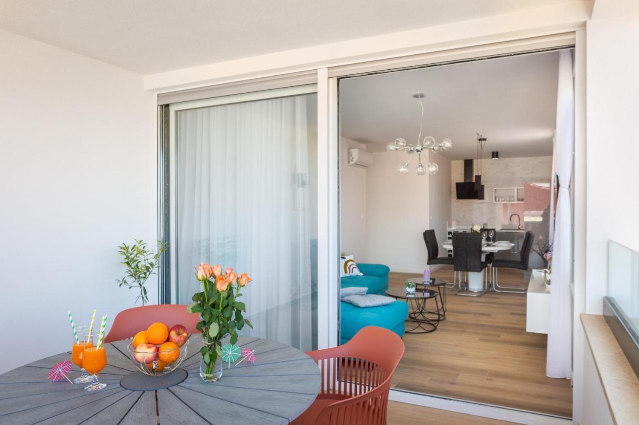 Apartment Alegria In Okrug With Heated Pool, Sea View, Jacuzzi, Wifi Trogir Luaran gambar